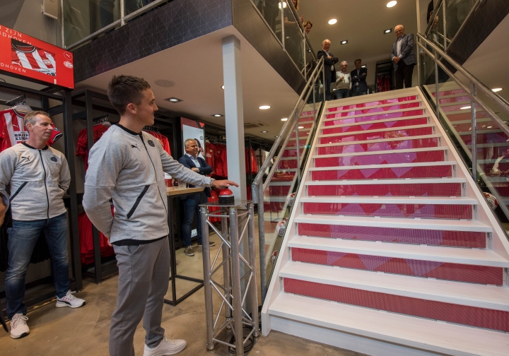 Mansveld Audio Video Controls en Megalux realiseren led trap voor PSV FANstore